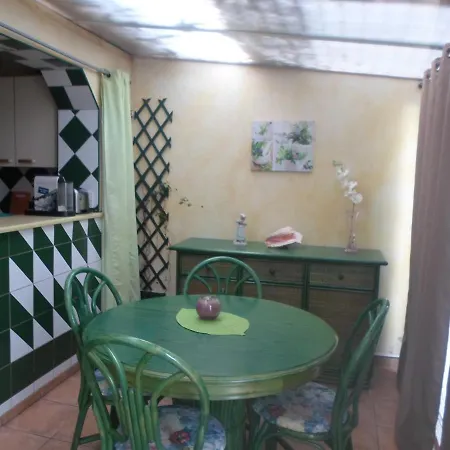 Coquet F2 Avec Petite Terrasse كانيه